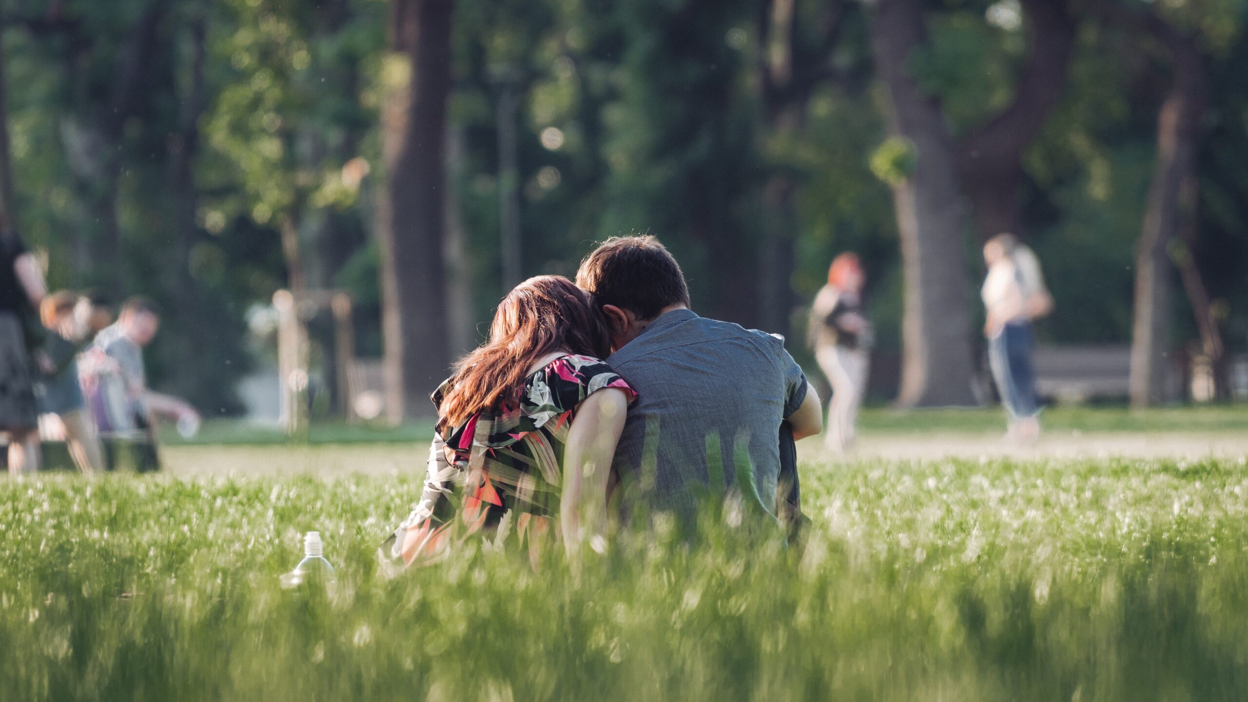 best parks in reseda california, couple sitting in grass park in reseda