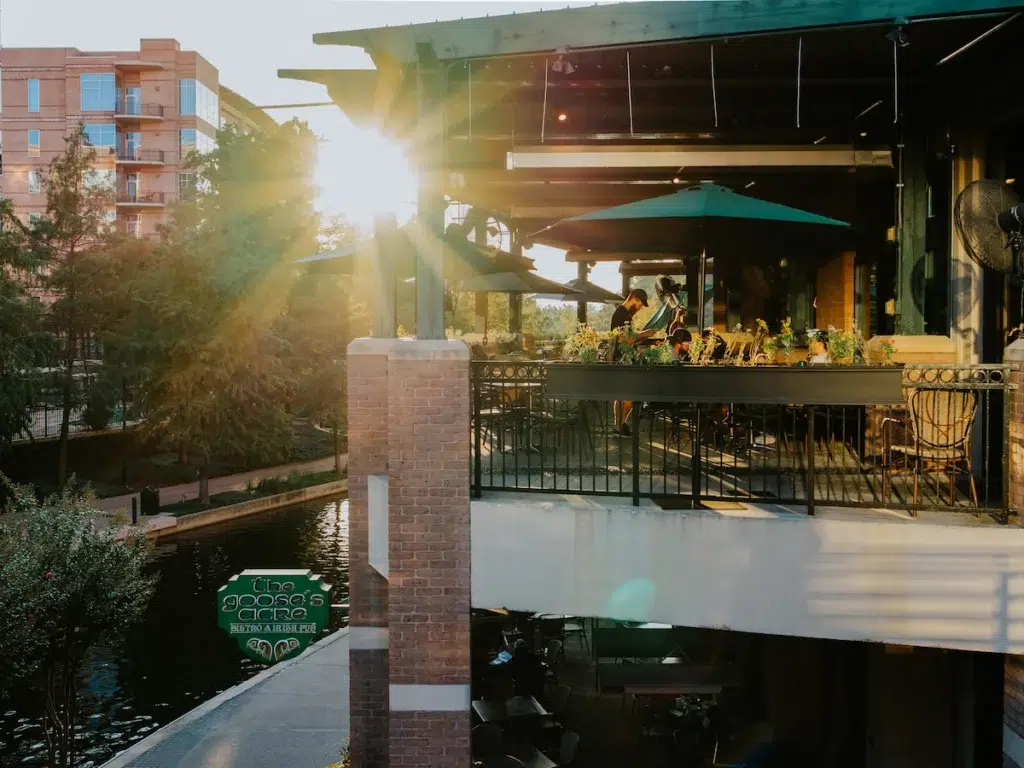 Outdoor seating at The Goose's Acre Bar in The Woodlands TX